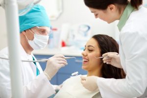 dentysta wykonujący zabieg